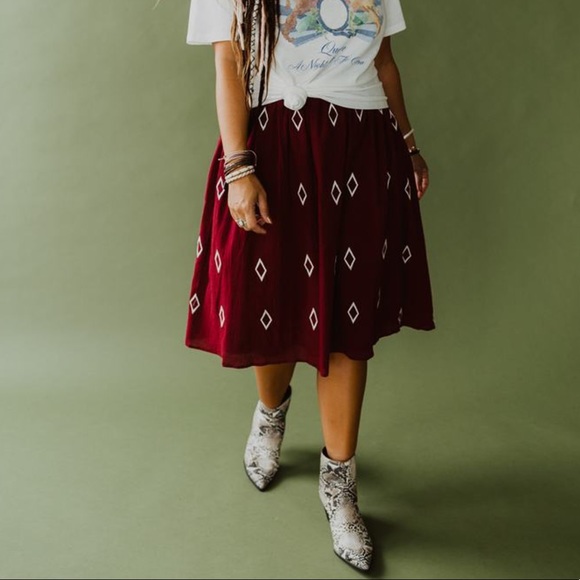 Roolee marquise diamond embroidered skirt burgundy - Picture 5 of 8